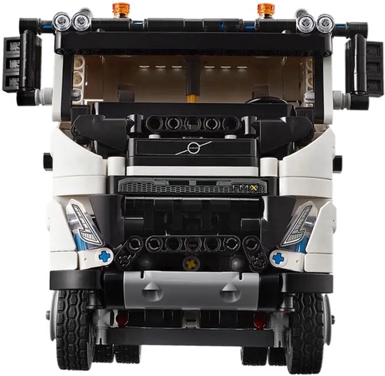 Vooraanzicht LEGO Technic Volvo truck met witte cabine en zwarte grille.