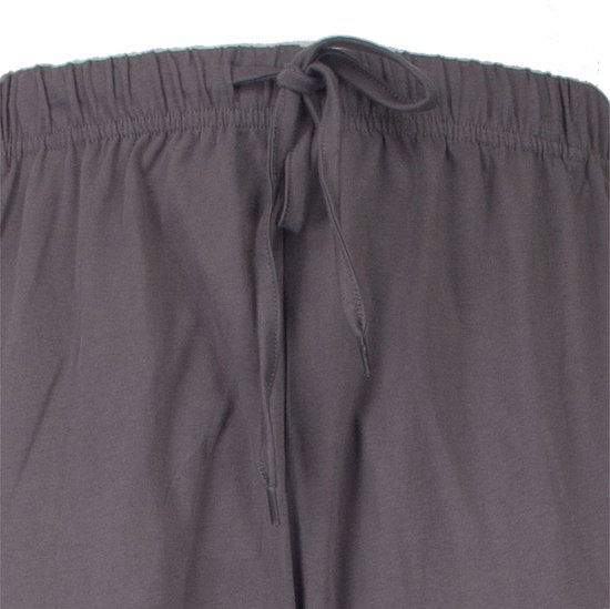 Detail van de tailleband van een grijze pyjamabroek met elastiek en trekkoord.