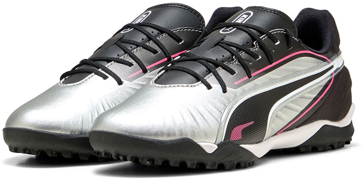 Puma King Match TT+ mid voetbalschoenen in zilver, met zwart en roze accenten, synthetisch bovenwerk en lage multi-noppen ...