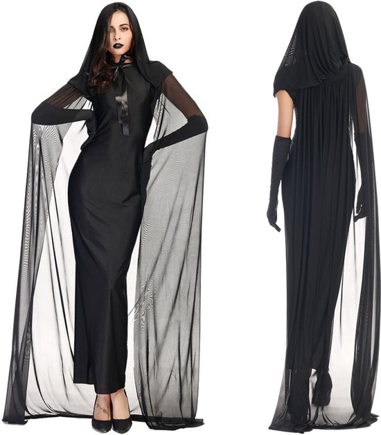 Zij- en achterkanten van een model in een zwarte Halloween-jurk met capuchon en doorschijnende cape.