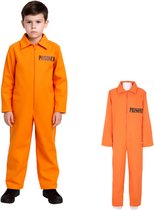 Jongen in oranje gevangenispak met de tekst 'PRISONER' op de borst, naast een model.