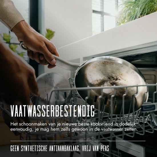 Handen plaatsen een vuile roestvrijstalen pan in een vaatwasser. Tekst: Vaatwasserbestendig.