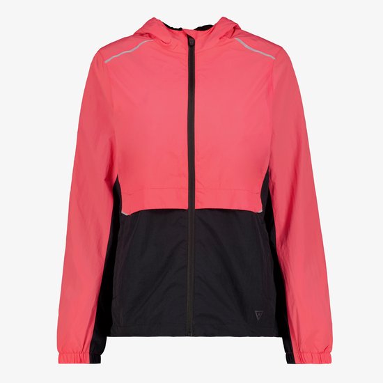 Roze en zwarte hardloopjas met capuchon en ritssluiting. Reflecterende details op de schouders.