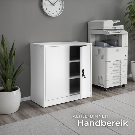 Witte metalen archiefkast met open deur, naast een kopieerapparaat en plant. Tekst: 'Altijd binnen handbereik'.