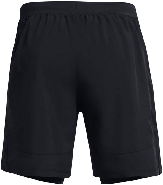 Zwarte sportshort voor heren met een ingebouwde legging en opgestikte naden aan de zijkanten.