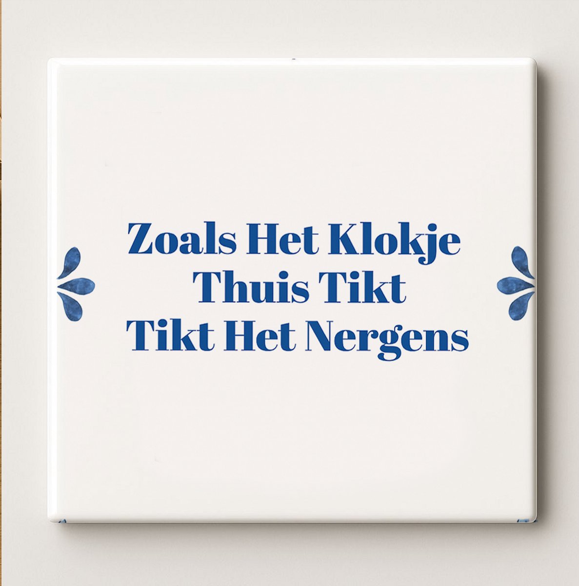Keramische Tegel 15x15cm – “Zoals Het Klokje Thuis Tikt Tikt Het Nergens” – Blauw-Witte De