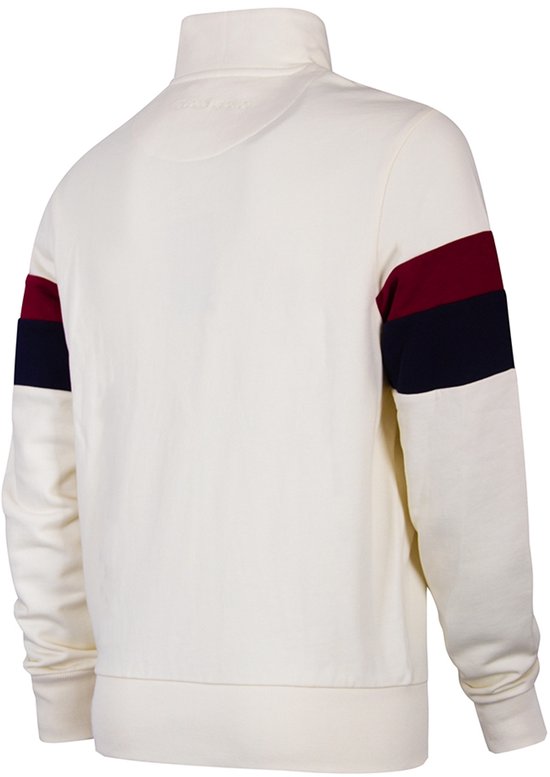 Achterkant van een ecru sweater met hoge kraag en gekleurde banen op de mouwen: bordeauxrood en marineblauw.