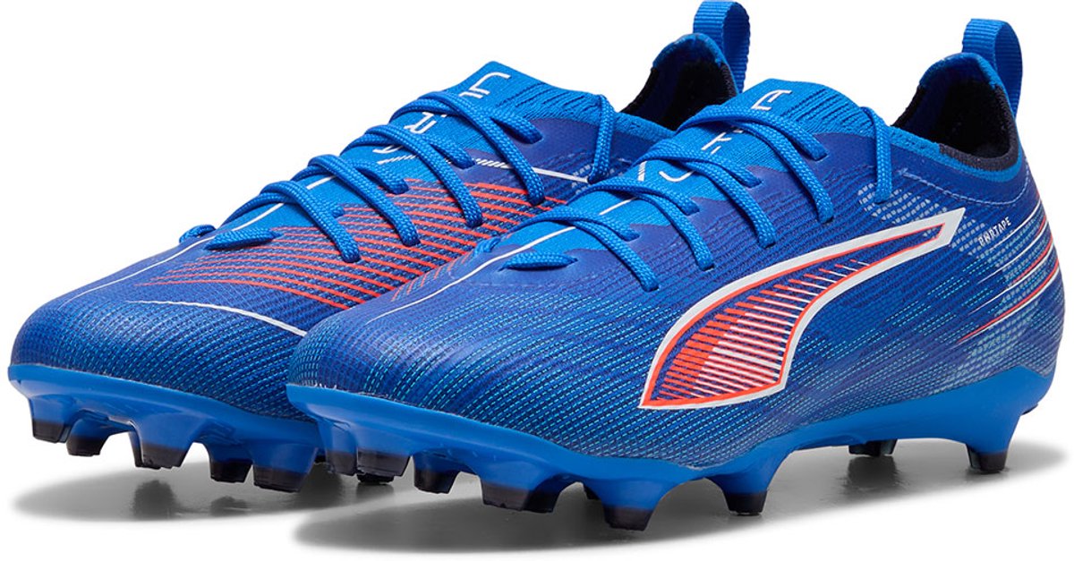 Puma Ultra 6 Pro FG/AG voetbalschoenen voor kinderen in blauw, met technisch mesh bovenwerk en opvallende oranje details.