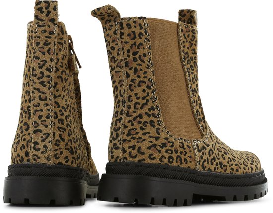 Cognackleurige chelseaboot met panterprint, van de achterkant gezien met zwarte zool.