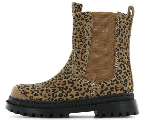 Cognackleurige chelseaboot met panterprint, zijwaarts gezien met zwarte zool.