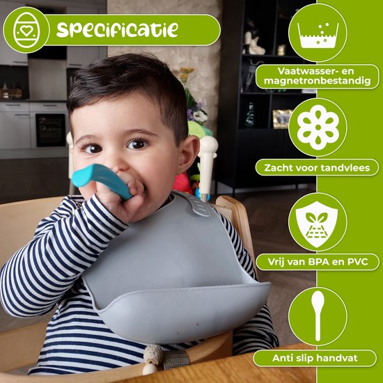 Een baby met een grijs slabbetje eet met een turquoise lepel. Vaatwasser- en magnetronbestendig, zacht voor tandvlees, vrij van BPA en PVC, anti-slip handvat.