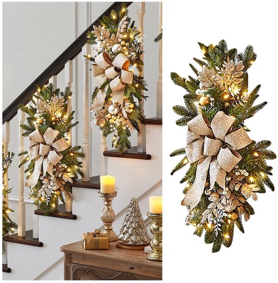 Kerststukken met gouden strikken en lichtjes versieren een trap.