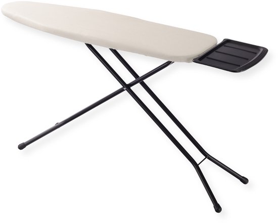 Licht taupe strijkplank met zwart metalen X-vormig onderstel en een zwart plastic stoomunithouder.