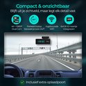 Voorruit van auto met dashcam, toont de snelweg en de tekst "Compact & onzichtbaar".