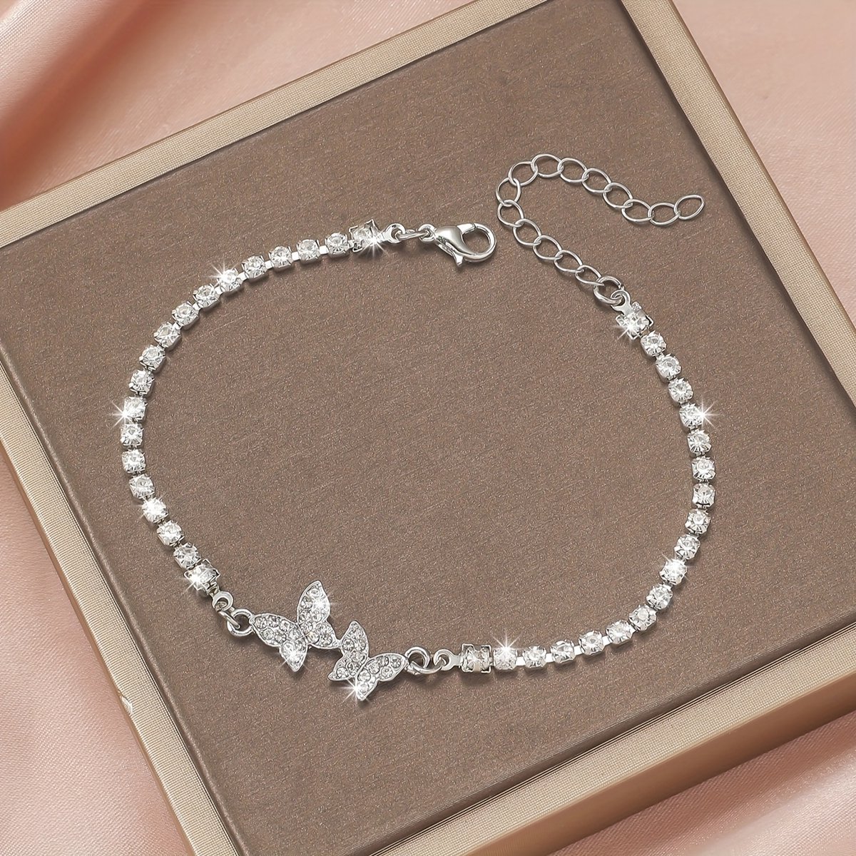 Sjika - Zilverkleurige armband met vlinders & zirkonia – Luxe dames tennisarmband – Elegant & fonkelend design – Perfect cadeau voor haar