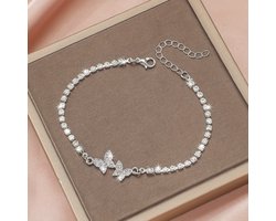 foto van Sjika - Zilverkleurige armband met vlinders & zirkonia – Luxe dames tennisarmband – Elegant & fonkelend design – Perfect cadeau voor haar