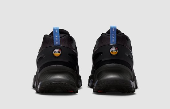 Achterkant van zwarte Nike Air Max Dn herenschoenen met 'NIKE' en 'AIR MAX' op de lusjes.