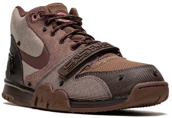 Bruine Nike Air Trainer 1 SP Travis Scott sneakers met band, veters en bruine zool.