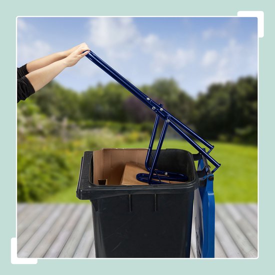 Personen met handen gebruiken de blauwe metalen hendels om een afvalpers in een grijze kliko met karton te duwen.