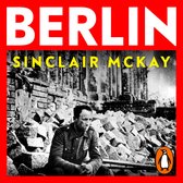 Boekomslag met de titel "BERLIN" en "SINCLAIR MCKAY". Een man in militair uniform zit te midden van ruïnes.