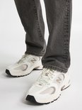 Witte sneakers met beige en grijze accenten en een N-logo.