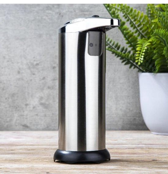 RVS automatische zeepdispenser met zwarte basis, naast een plant.