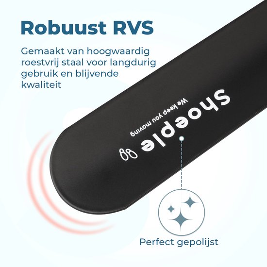 Detail van de gepolijste roestvrijstalen schoenlepel met bruin lederen handvat. Merknaam 'Shoeple'.