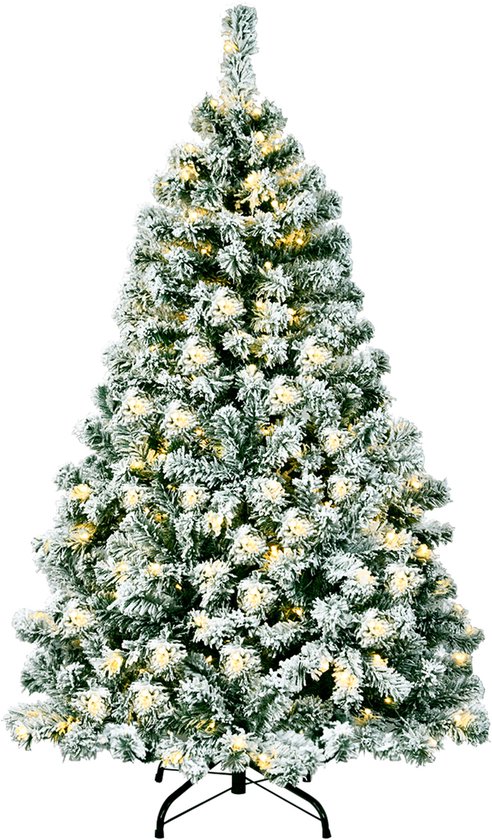 Een met sneeuw bedekte kunstkerstboom met warme led-verlichting, geïsoleerd op een witte achtergrond.