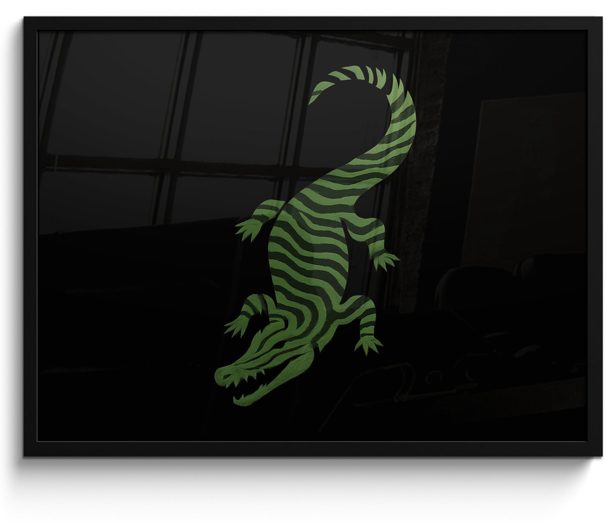 FrameYourWall Poster in lijst - Fotolijst 80x60 cm - Posters - Krokodil - Groen - Tijgerachtig - Strepen - Posterlijst zwart - Decoratie - Wanddecoratie woonkamer - Muurdecoratie slaapkamer Krokodil - Strepen