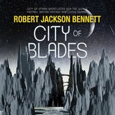 Boekomslag van "City of Blades" door Robert Jackson Bennett, met een futuristische stad tussen ijzige bergen onder een nachtelijke hemel.