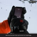 Zwarte R2B handschoenen met touchscreen-tips op de duim en wijsvinger, die een smartphone bedienen in de sneeuw.