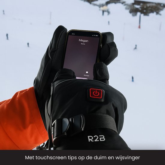 Zwarte R2B handschoenen met touchscreen-tips op de duim en wijsvinger, die een smartphone bedienen in de sneeuw.