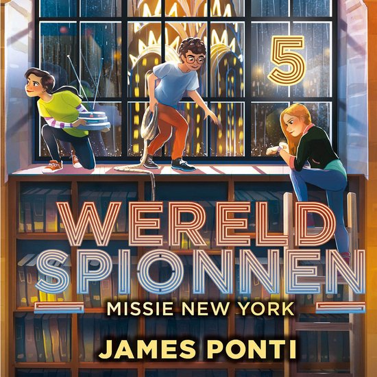 Drie kinderen voor een boekenkast met de titel 'WERELD SPIONNEN MISSIE NEW YORK'. Het getal 5 is zichtbaar.
