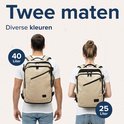 Man en vrouw dragen beige rugzakken van 40L en 25L.