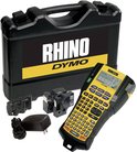 DYMO Rhino 5200 labelprinter met accessoires en draagtas. De printer heeft een geel display en oranje toetsen.