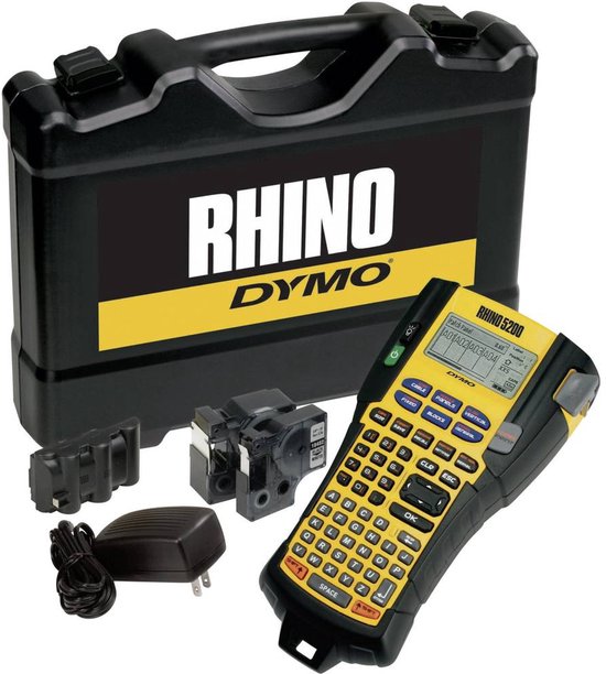 DYMO Rhino 5200 labelprinter met accessoires en draagtas. De printer heeft een geel display en oranje toetsen.