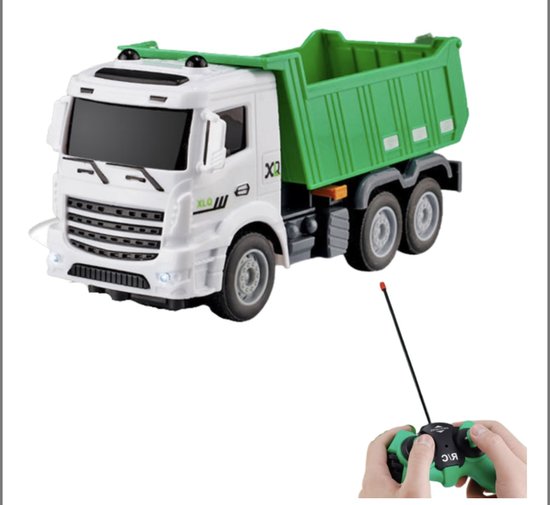 Wit en groen op afstand bestuurbare kiepwagen, met groene afstandsbediening in handen.