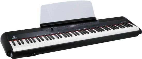 Zwart Fazley DP-250 digitale piano met muziekstandaard, schuin gefotografeerd.