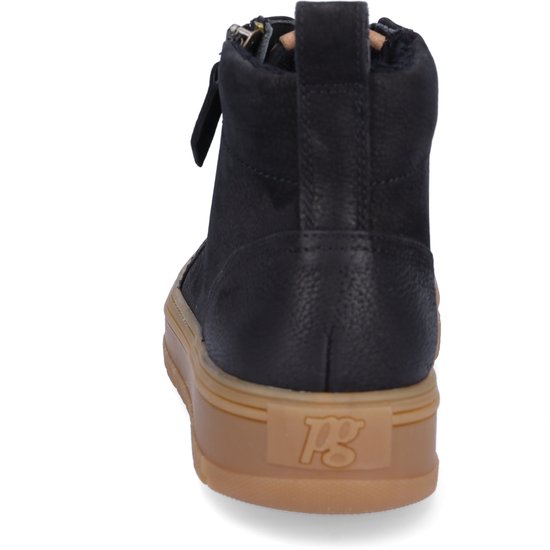 Achterkant zwarte hoge sneaker van Paul Green met bruine zool met logo.