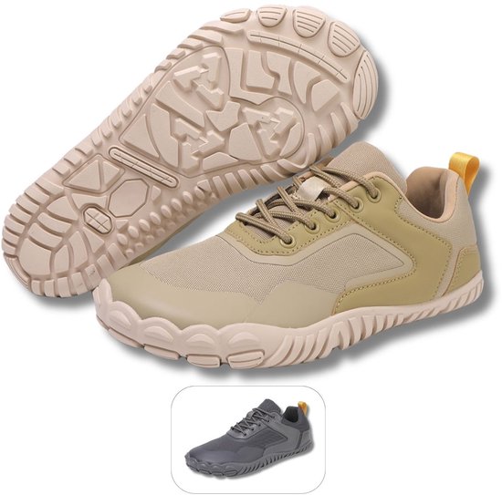 Paar groene minimalistische schoenen, één met veters, de andere met de buitenzool zichtbaar.