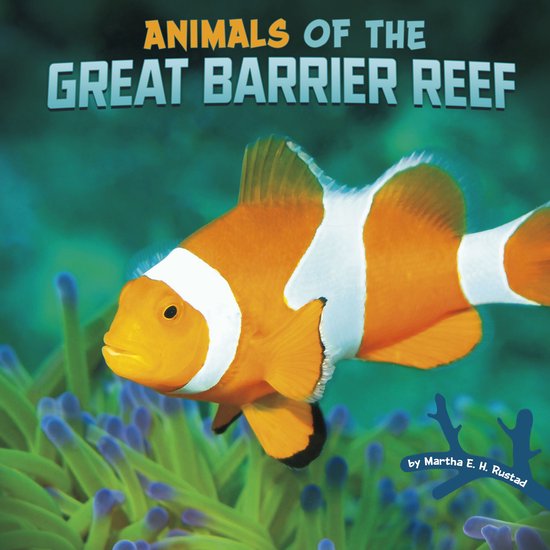 Poisson-clown blanc avec des rayures blanches, nageant dans un récif corallien. Titre : Animals of the Great Barrier Reef.