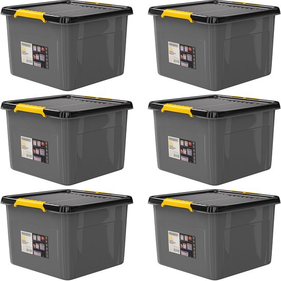 Set van zes grijze kunststof opbergboxen met zwarte deksels en gele handgrepen. Stapelbaar.