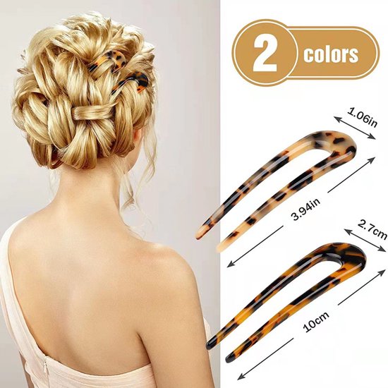 Een vrouw met opgestoken blond haar versierd met twee schildpadprint U-vormige haarvorken.