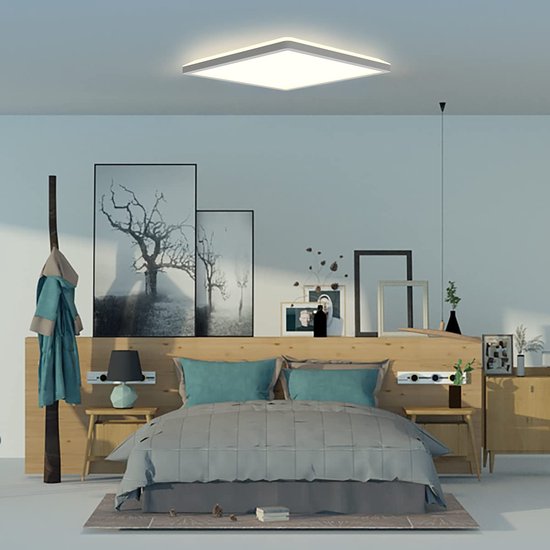 Een moderne slaapkamer met een vierkante plafondlamp en decoratieve elementen.