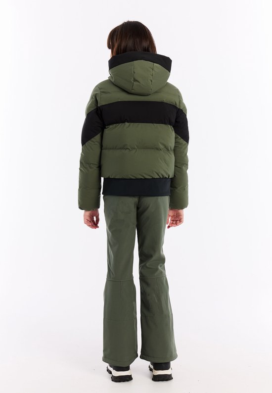 Achterkant van een meisje in groene pufferjas met zwarte banden en groene skibroek.