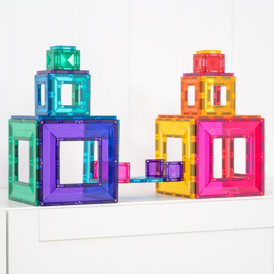 Twee transparante, meerkleurige magnetische Connetix torens verbonden door een brug.