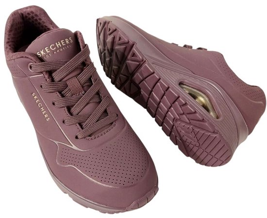 Baskets Skechers UNO bordeaux, vue de trois quarts avant avec logo "SKECHERS".