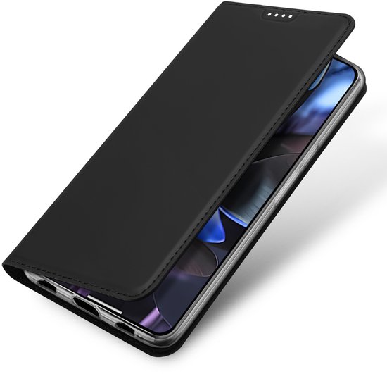 Un étui de téléphone noir de style portefeuille est ouvert, révélant un téléphone avec un fond d'écran abstrait et vif.