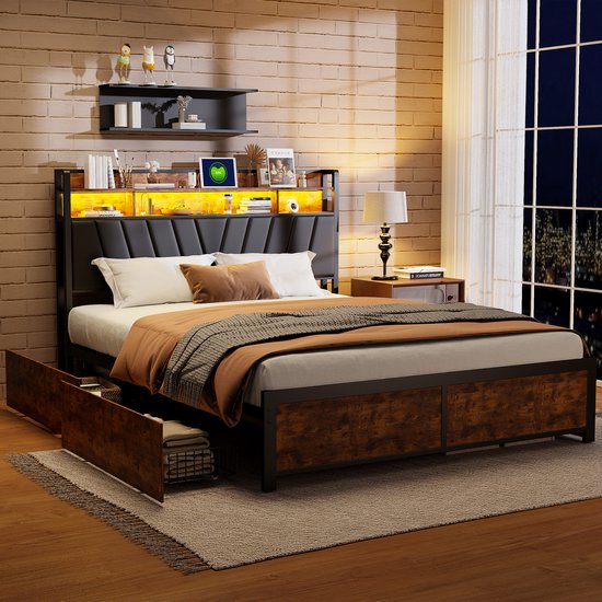 Bedframe met donker houten accenten, zwart gestoffeerd hoofdeinde met gele ledverlichting, 4 lades open.