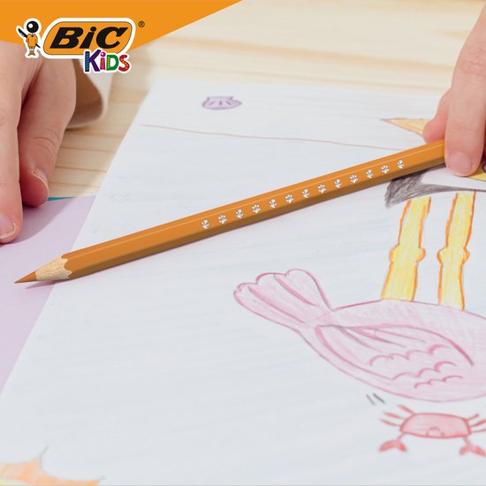 Close-up van een kind dat een oranje Bic Kids potlood vasthoudt en een tekening inkleurt.